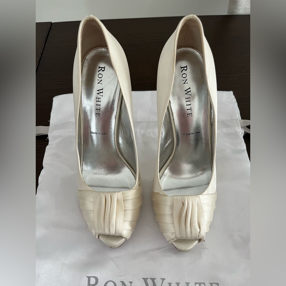 Satin cream coloured Pumps - Ron White - size 8